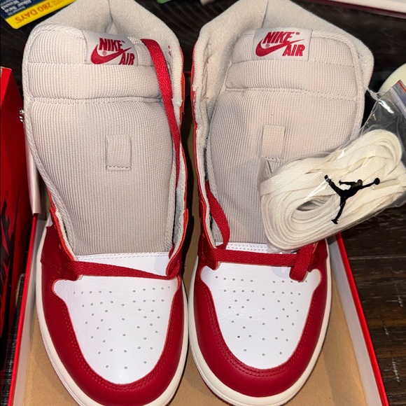 Women's Air Jordan 1
Varsity Red - Picture 5 of 6